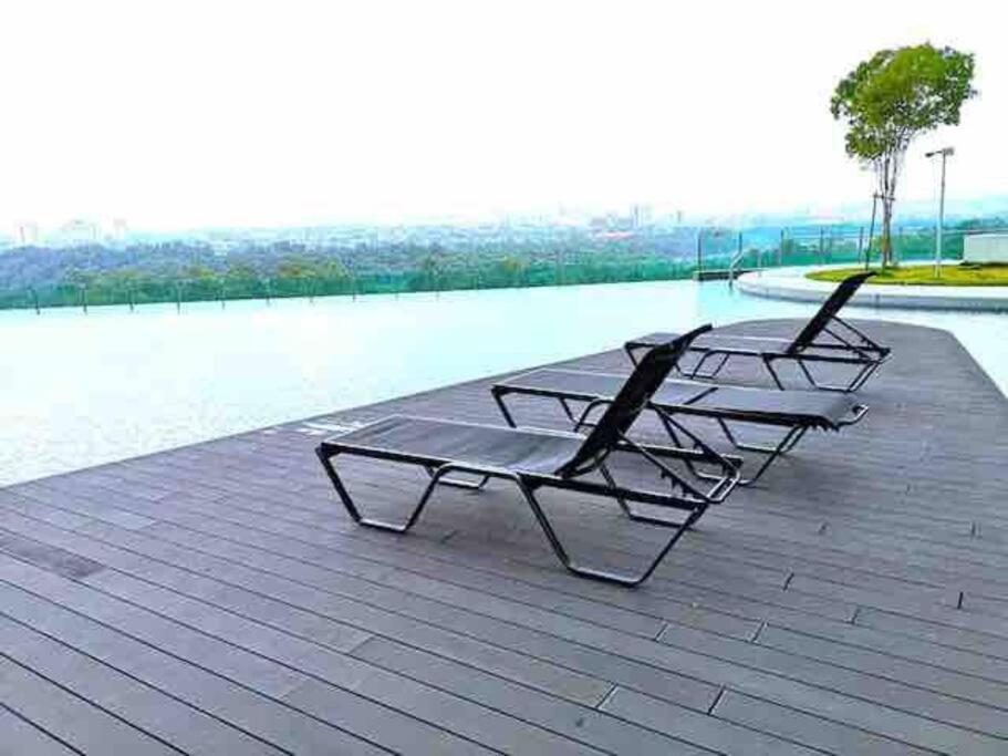 HomeNest JB City Poolview suite by Cozy Home