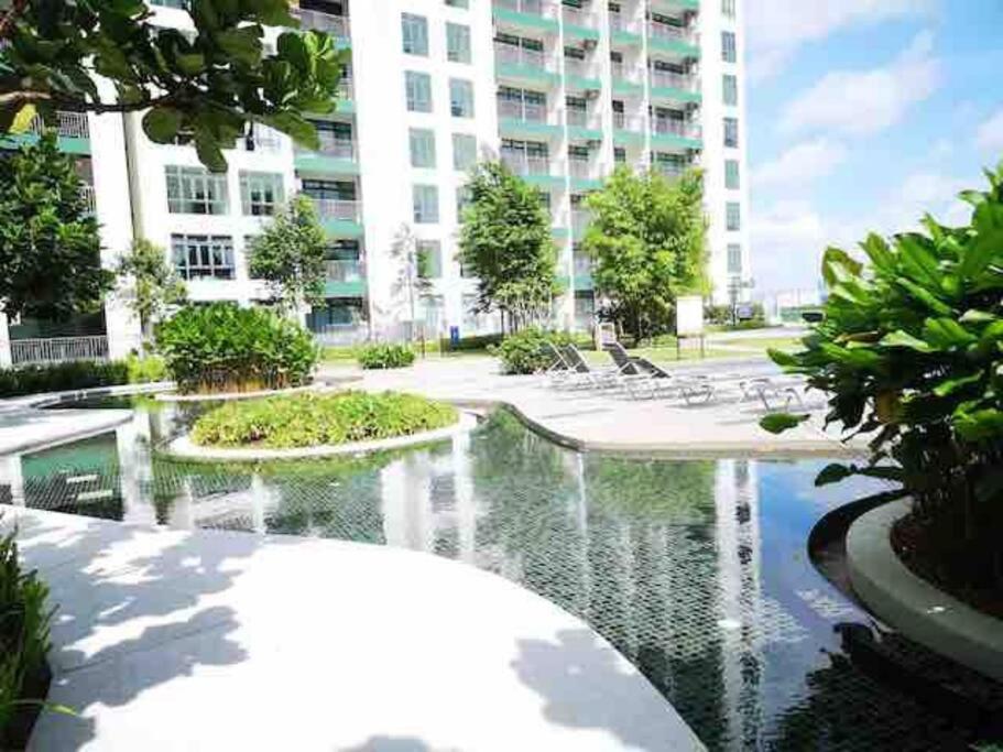 HomeNest JB City Poolview suite by Cozy Home