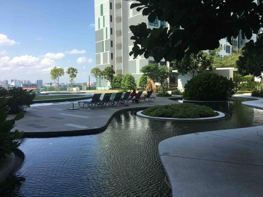 HomeNest JB City Poolview suite by Cozy Home