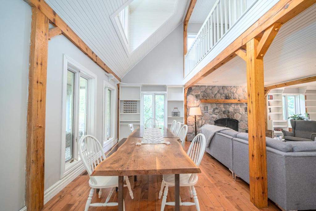 Marmora Retreat - Unique Waterfront Farmhouse