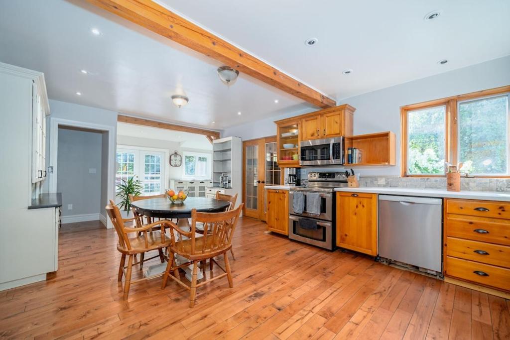 Marmora Retreat - Unique Waterfront Farmhouse