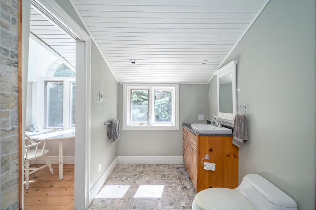 Marmora Retreat - Unique Waterfront Farmhouse