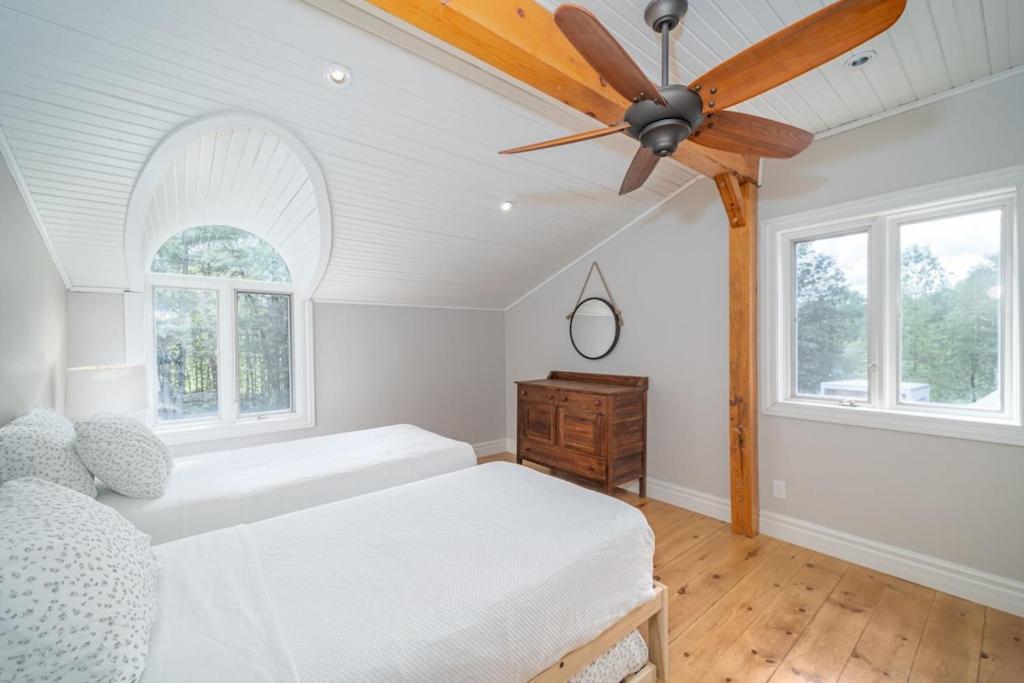 Marmora Retreat - Unique Waterfront Farmhouse