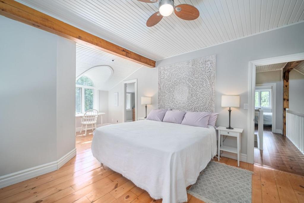 Marmora Retreat - Unique Waterfront Farmhouse