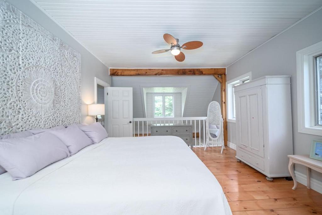 Marmora Retreat - Unique Waterfront Farmhouse