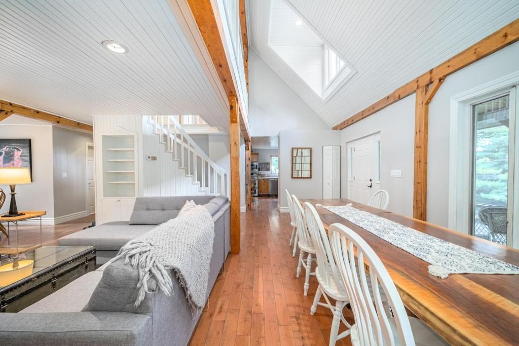 Marmora Retreat - Unique Waterfront Farmhouse