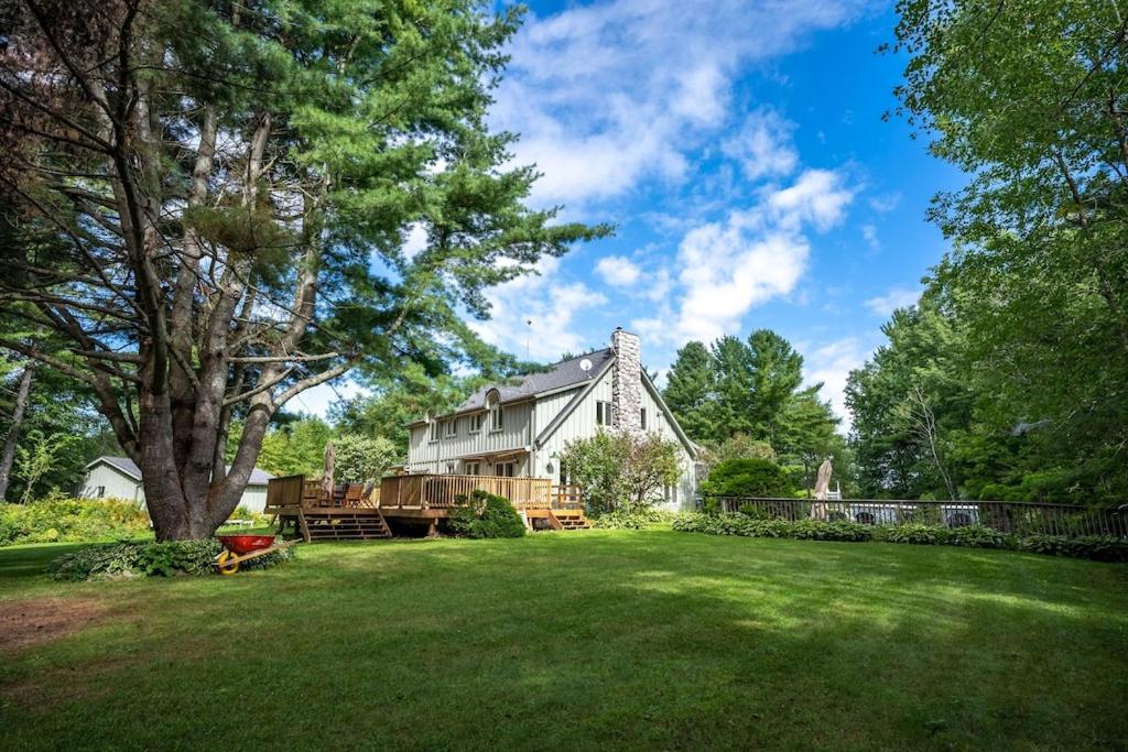 Marmora Retreat - Unique Waterfront Farmhouse