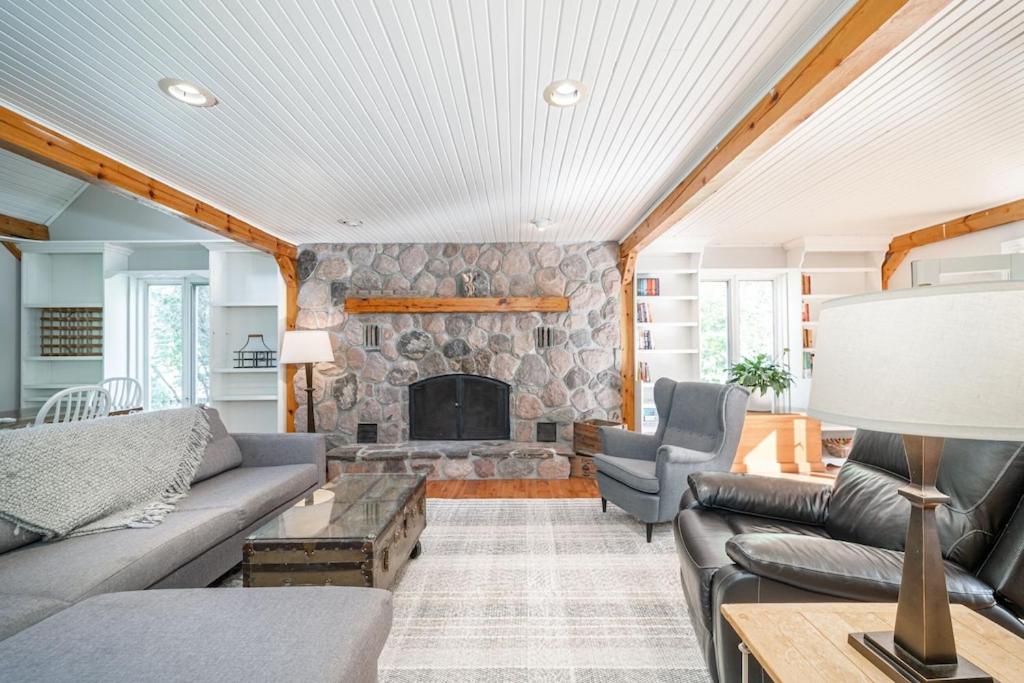 Marmora Retreat - Unique Waterfront Farmhouse