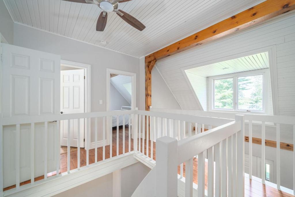 Marmora Retreat - Unique Waterfront Farmhouse