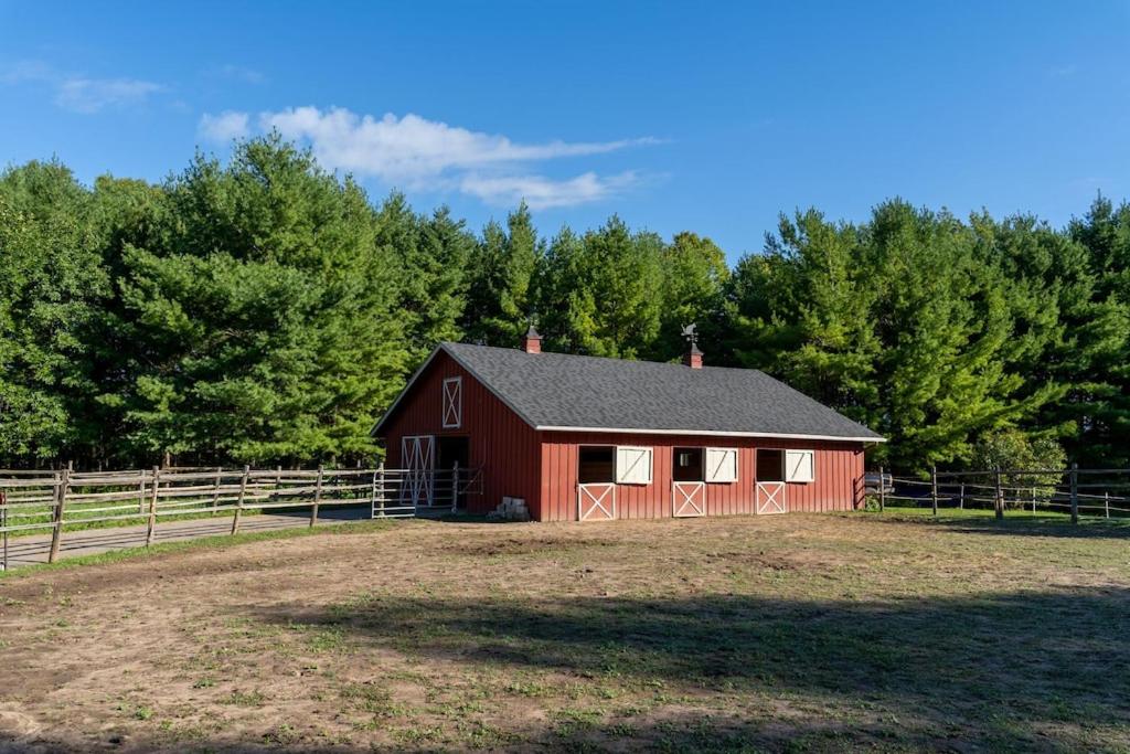 Marmora Retreat - Unique Waterfront Farmhouse