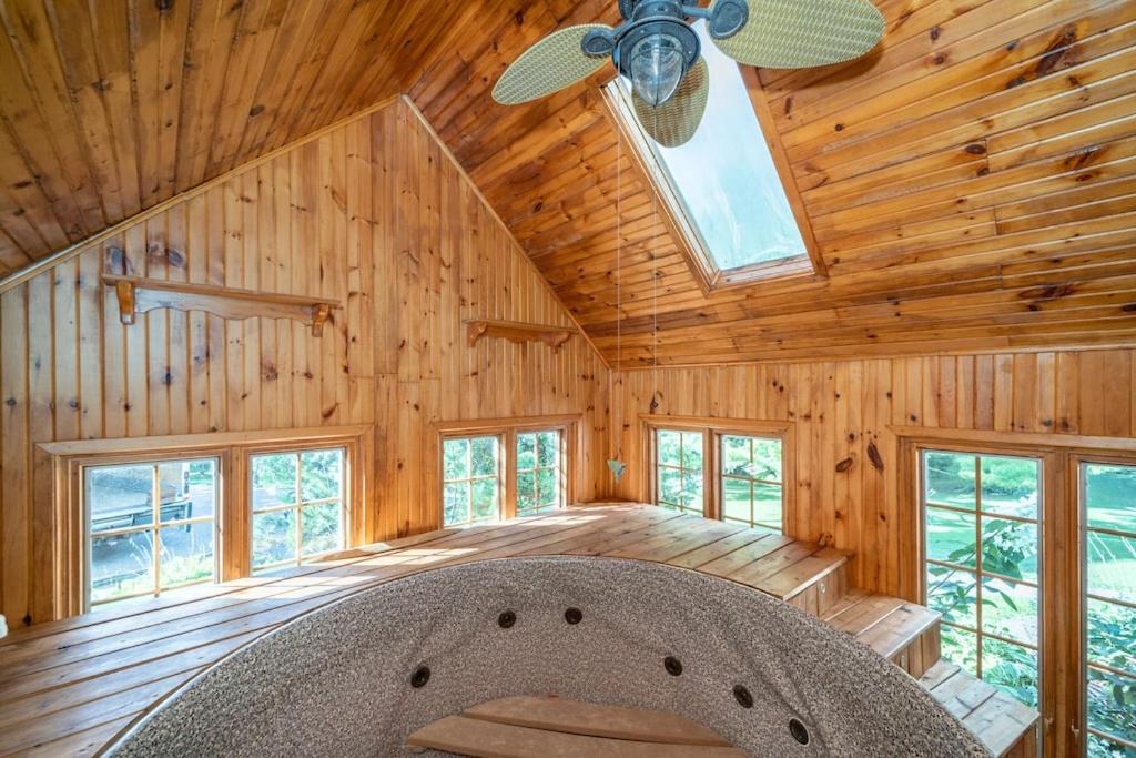 Marmora Retreat - Unique Waterfront Farmhouse
