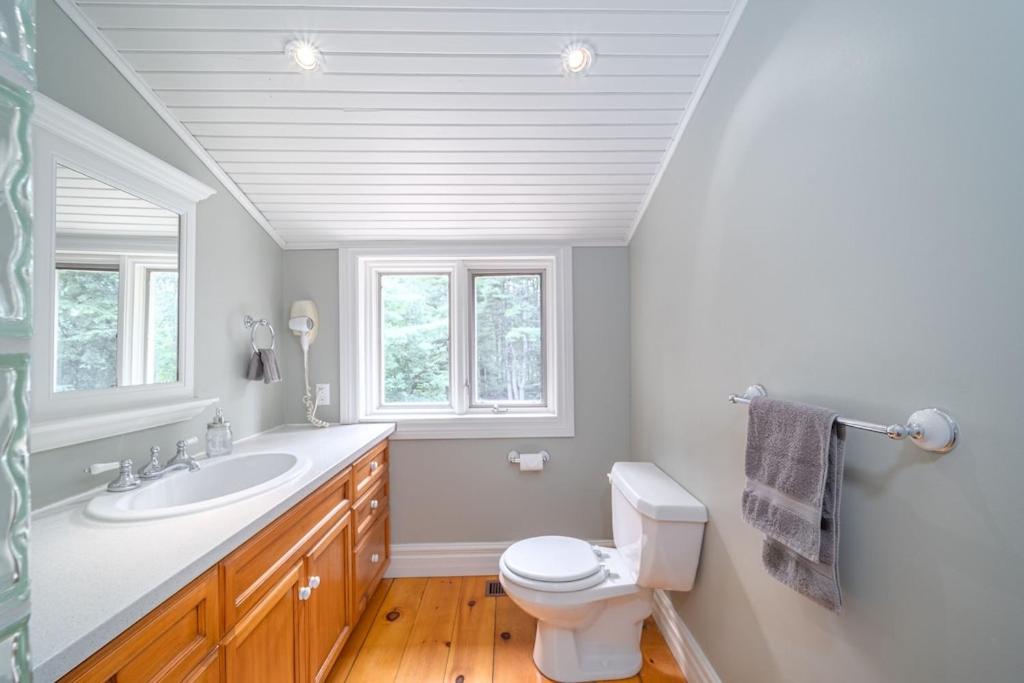 Marmora Retreat - Unique Waterfront Farmhouse
