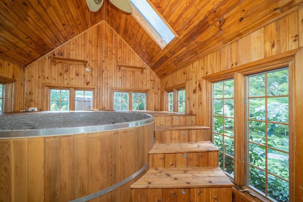 Marmora Retreat - Unique Waterfront Farmhouse