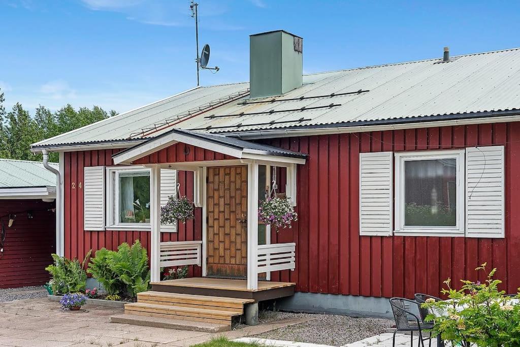 Stadsnära och naturskön villa med 50m till vatten view 2