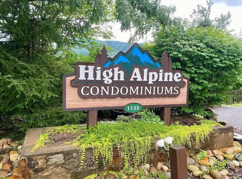 VIEWS & FIREPLACE - Minutes to Gburg and Ober - Condo