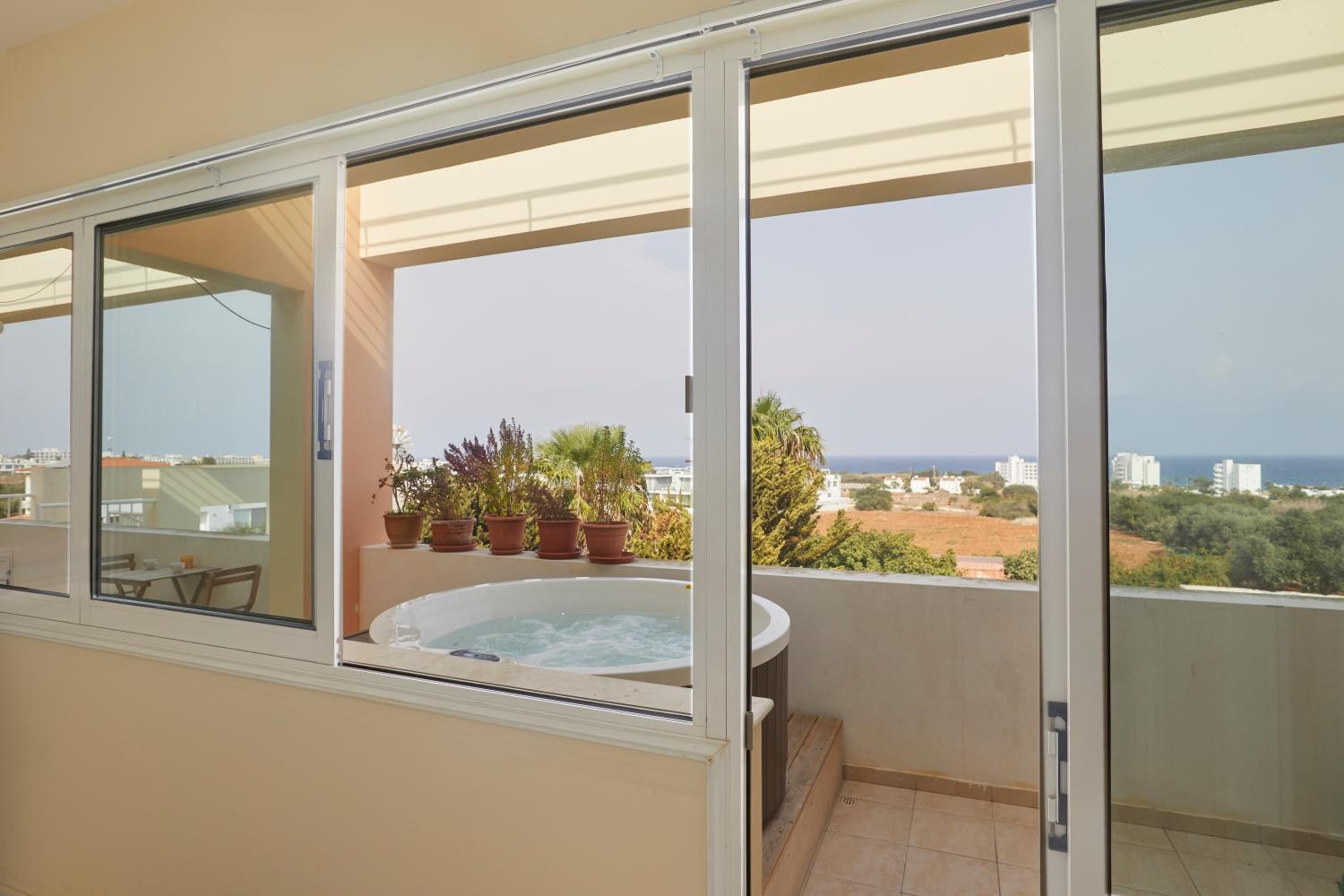 Spectacular Sea View, private jacuzzi & table pool