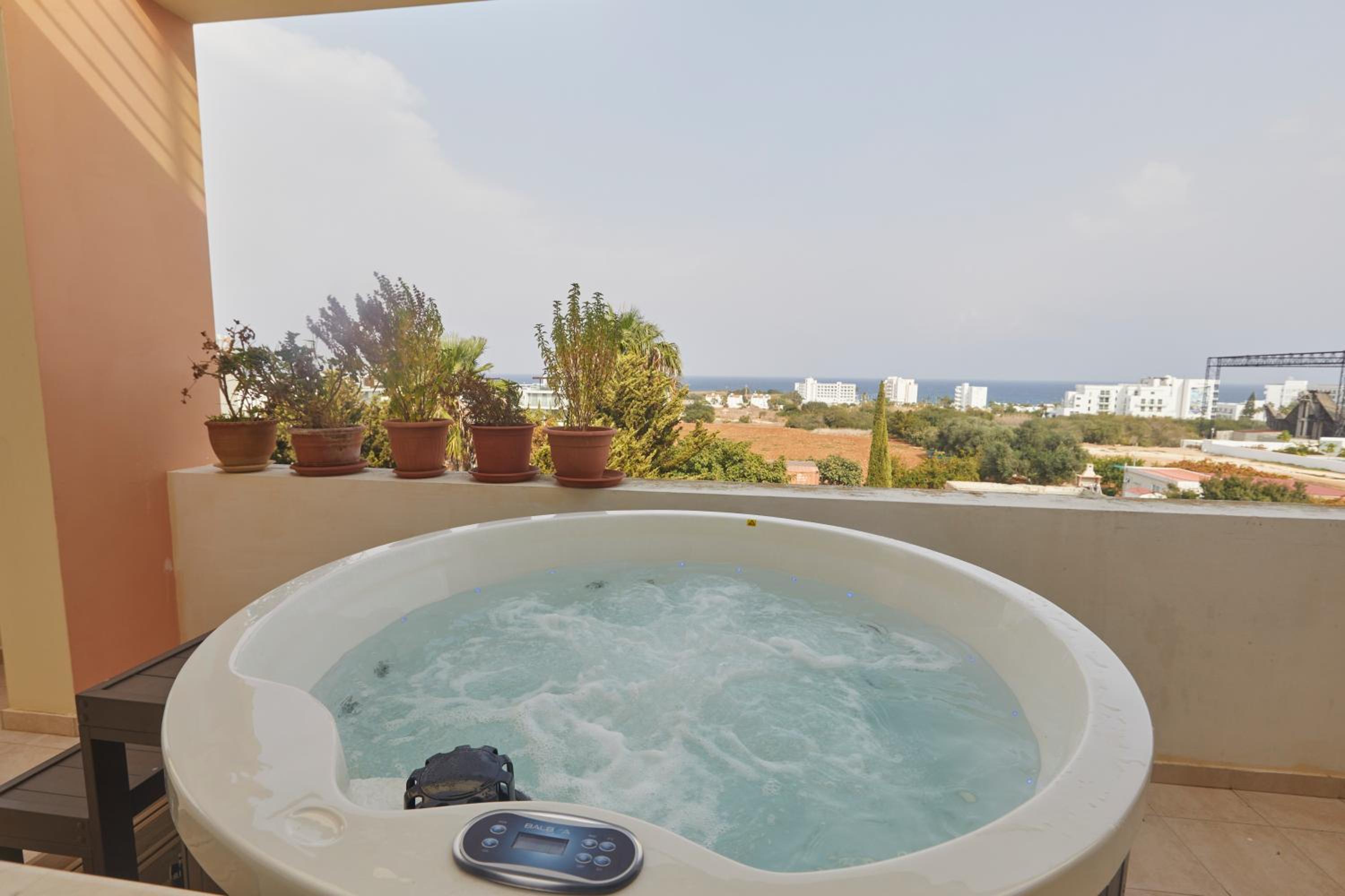 Spectacular Sea View, private jacuzzi & table pool