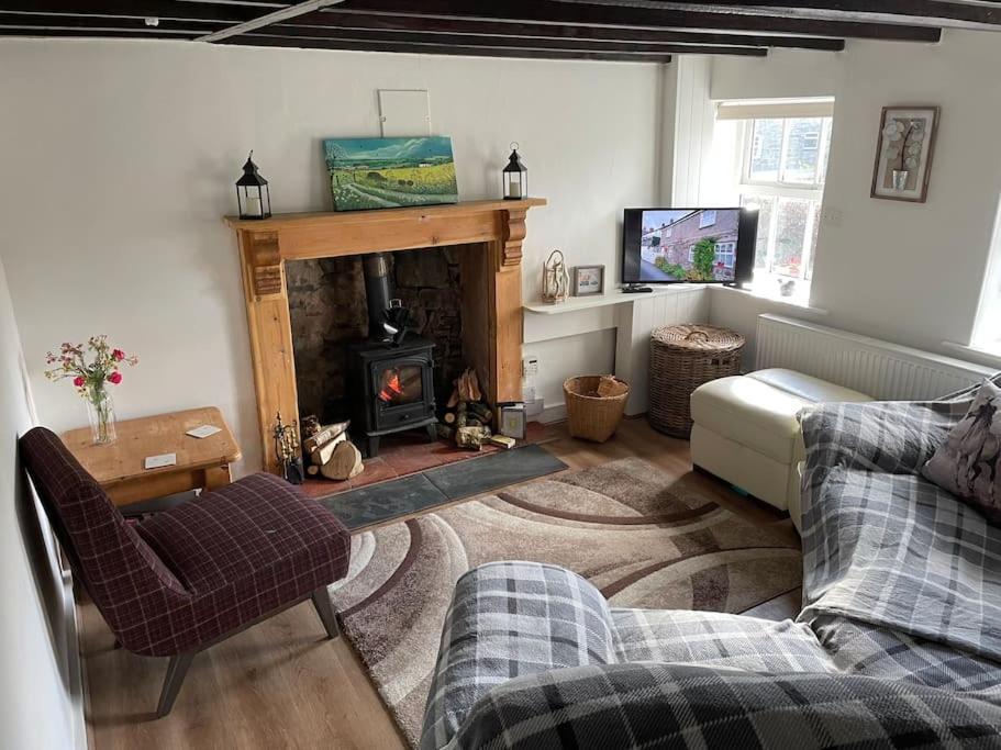 Isallt Cosy Cottage. Dogs Welcome. Superking & Double Bed. Log Burner. Peaceful Village Location view 5
