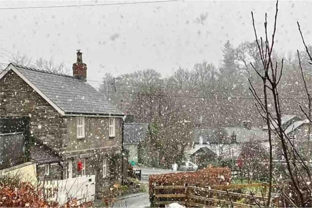Isallt Cosy Cottage. Dogs Welcome. Superking & Double Bed. Log Burner. Peaceful Village Location view 3