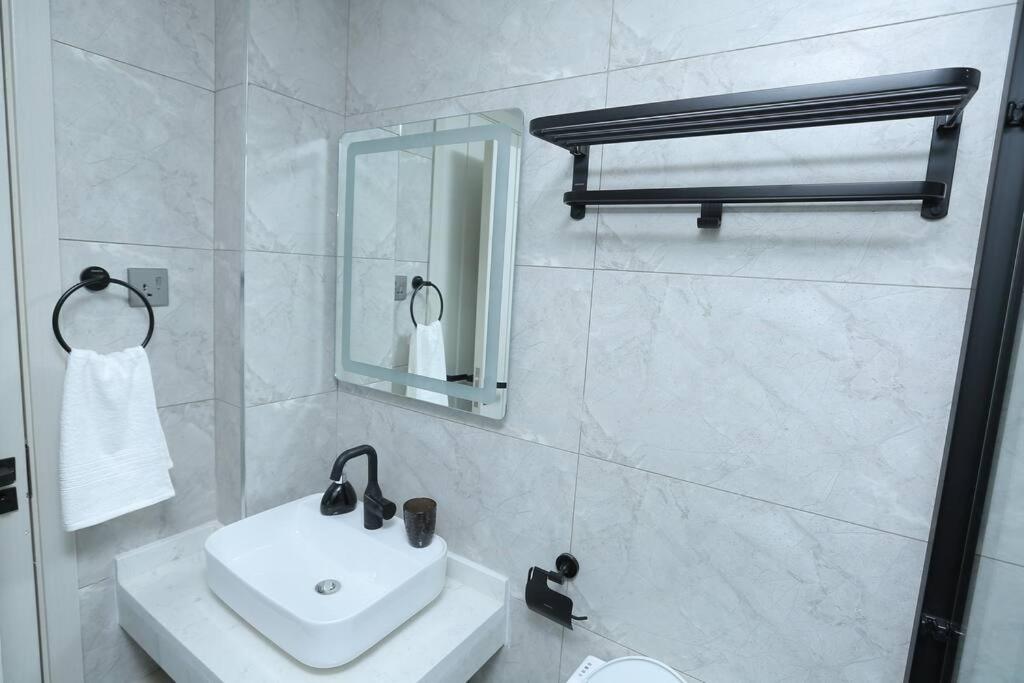3 bedroom on 13th floor with pool and gymn in Kilimani, Nairobi near Kileleshwa view 5