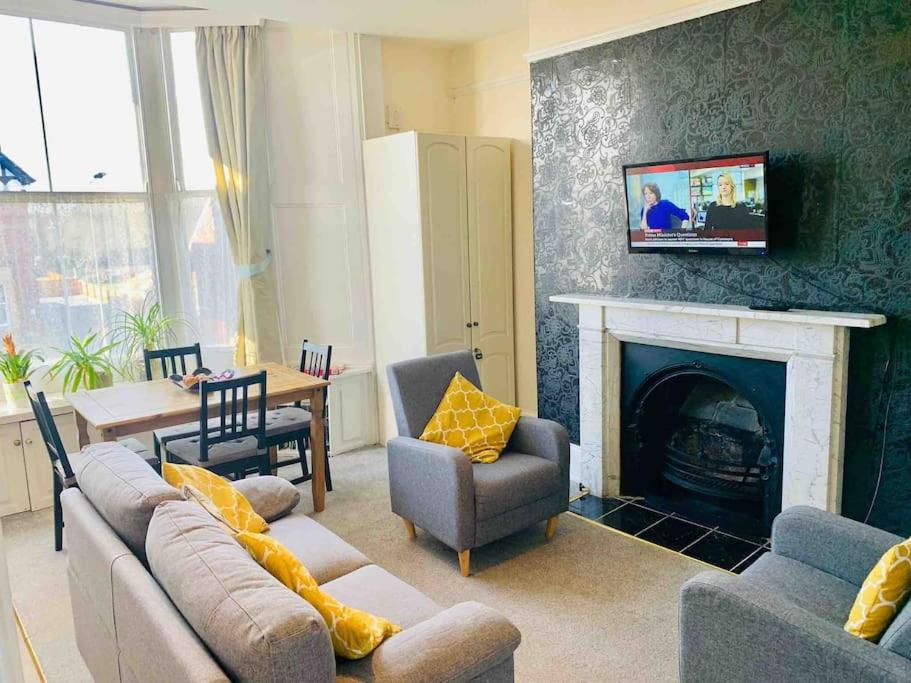 Scoresby's - 2-bedroom apartment with parking view 3