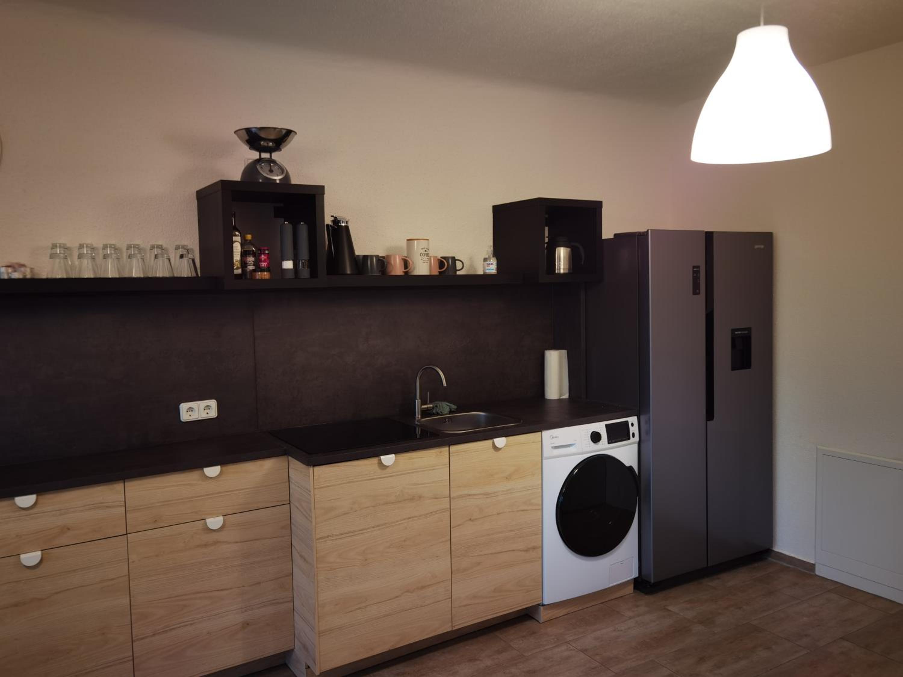 Modernes behagliches Haus mit Kamin, Terrasse und Garten