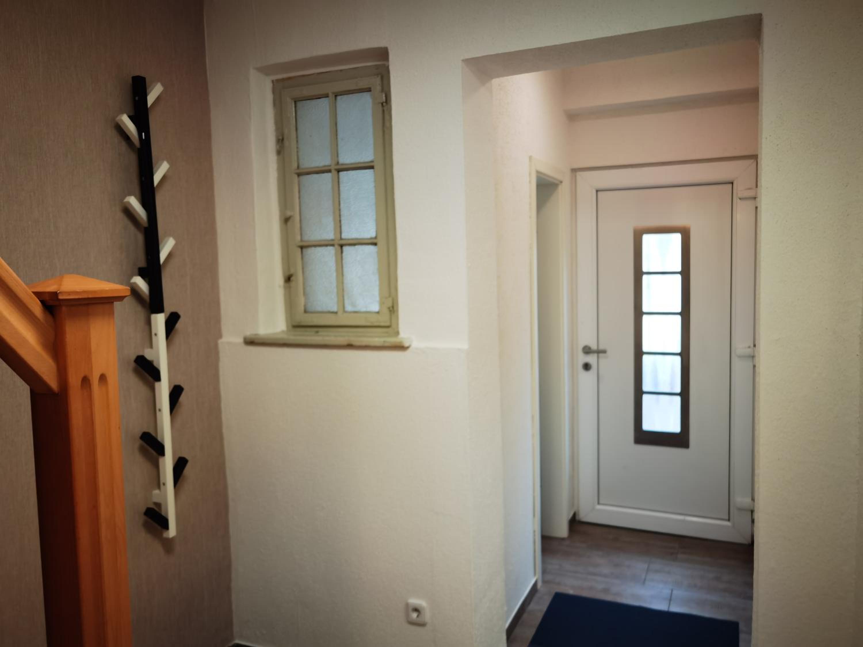 Modernes behagliches Haus mit Kamin, Terrasse und Garten