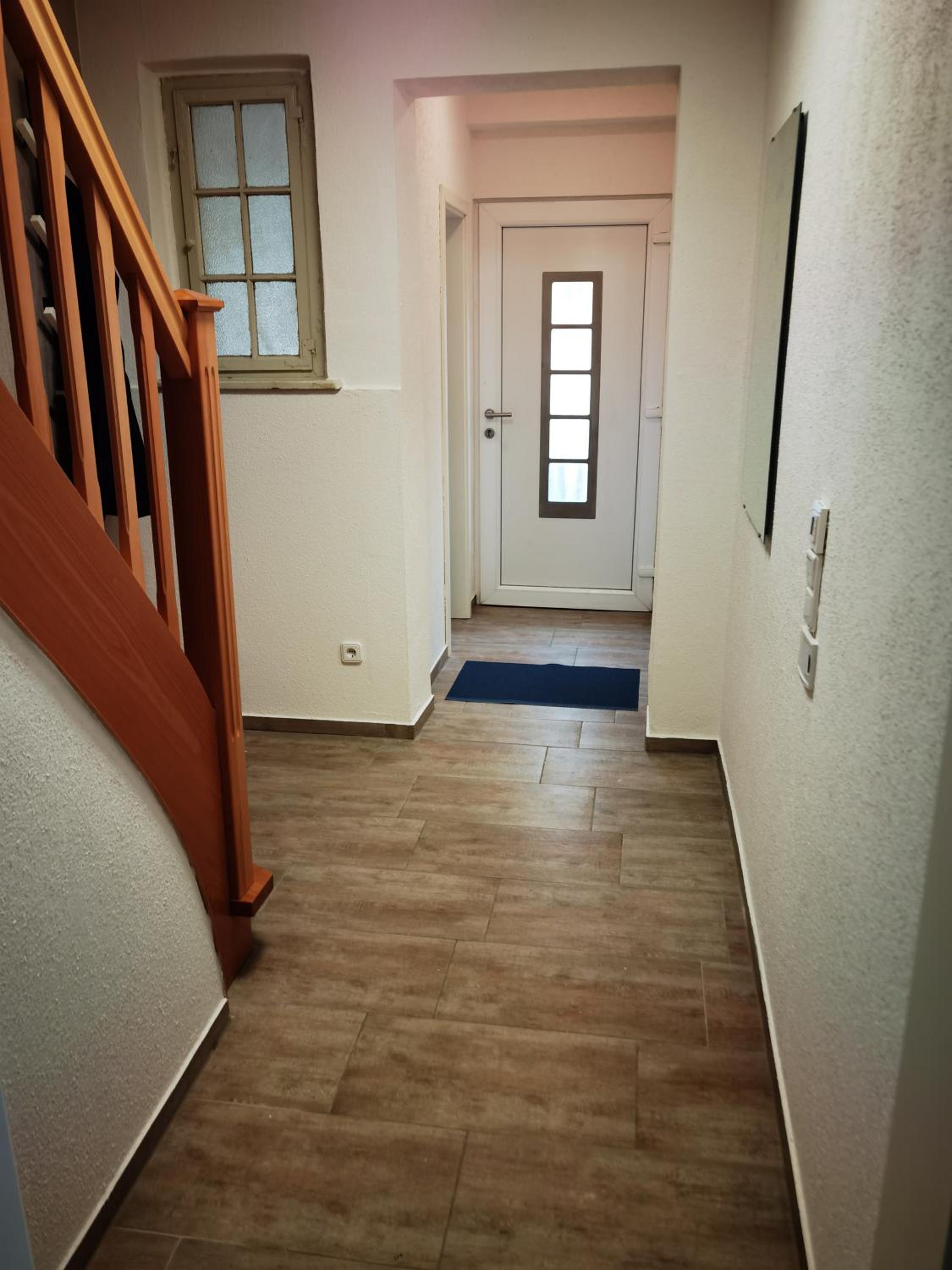 Modernes behagliches Haus mit Kamin, Terrasse und Garten