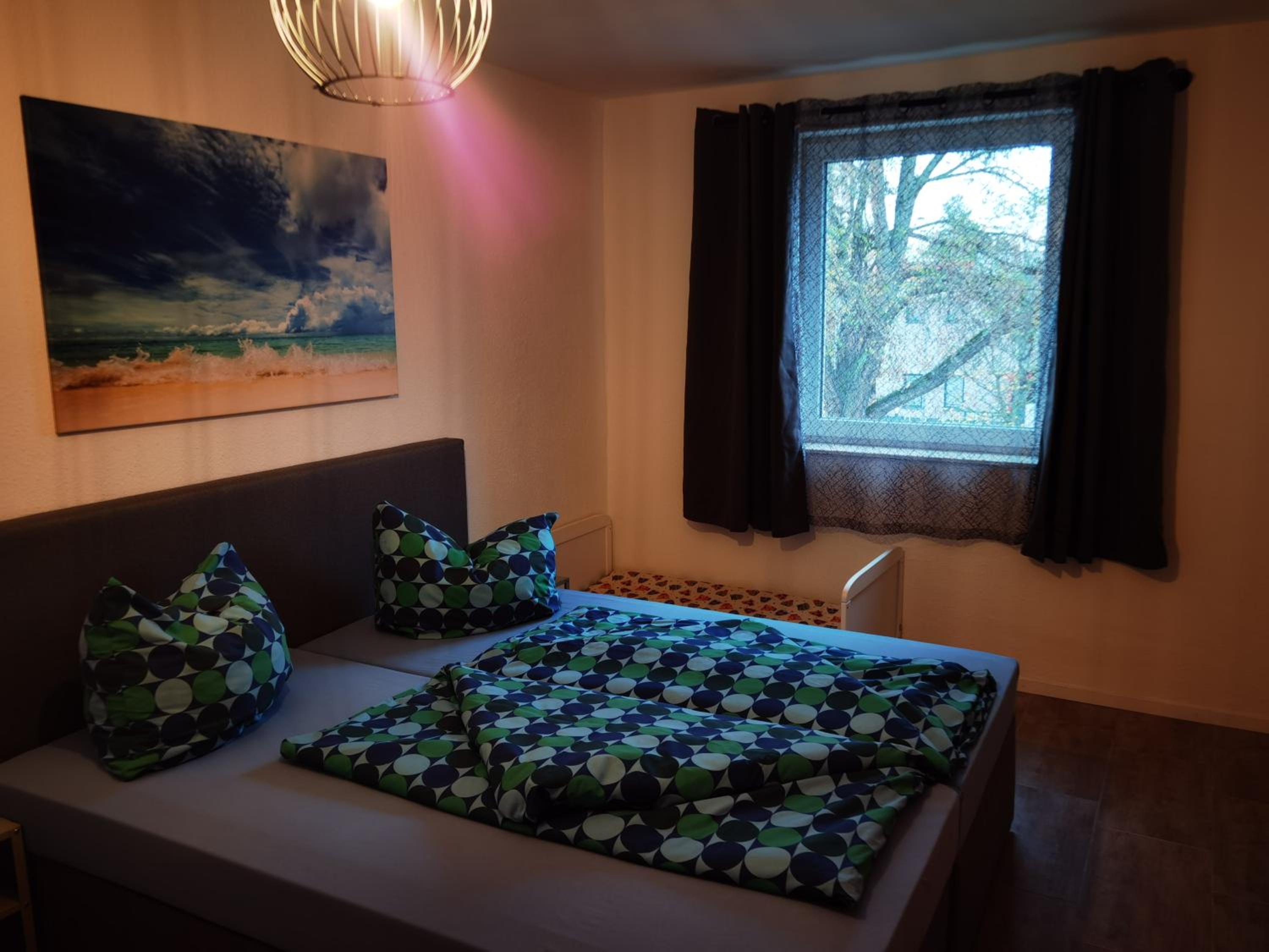 Modernes behagliches Haus mit Kamin, Terrasse und Garten
