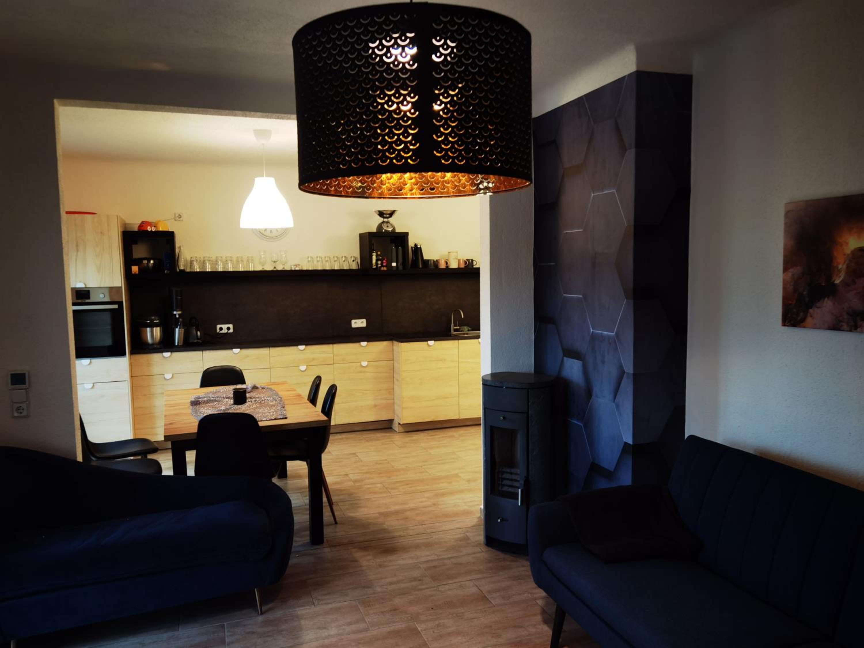 Modernes behagliches Haus mit Kamin, Terrasse und Garten