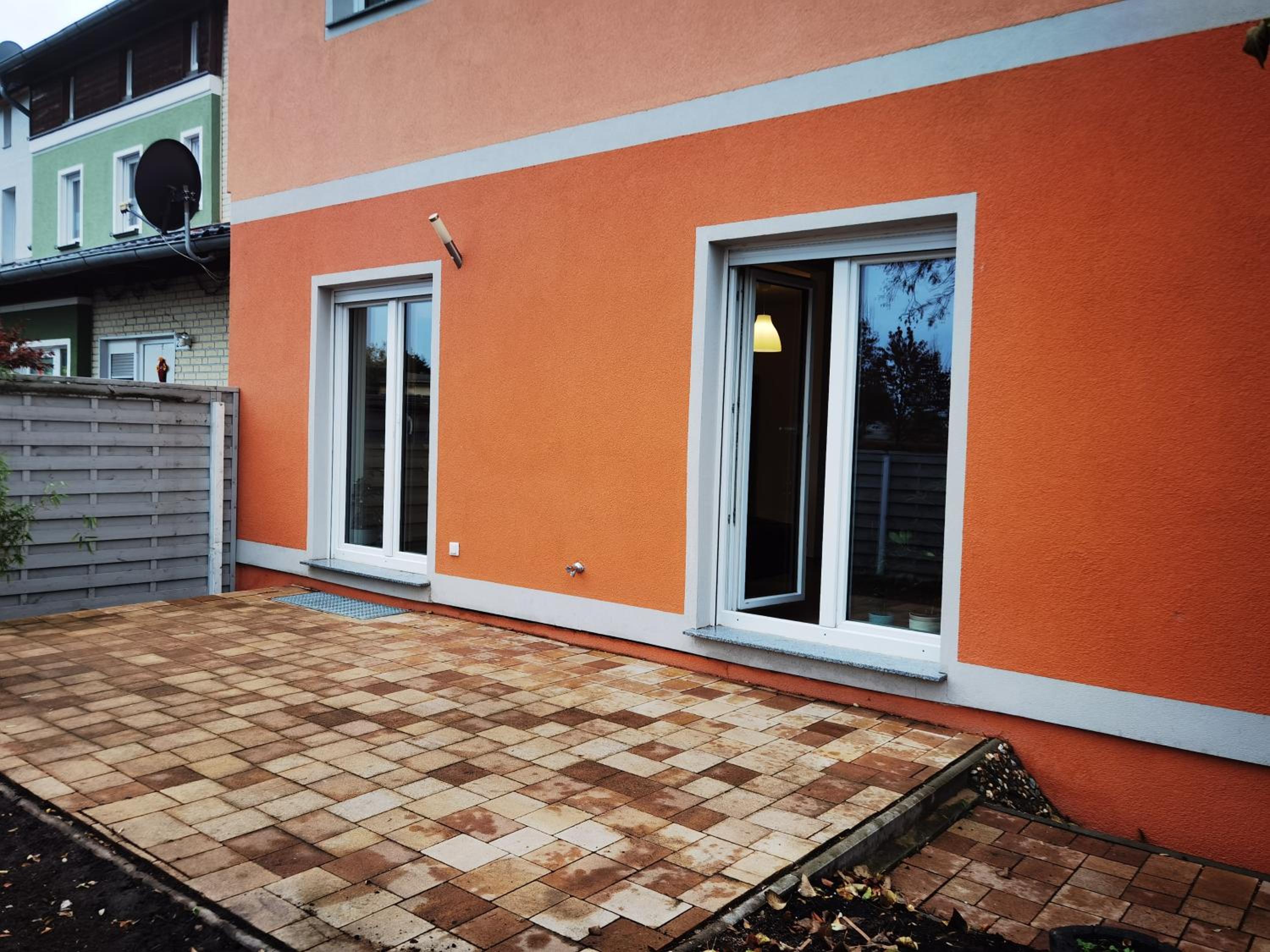 Modernes behagliches Haus mit Kamin, Terrasse und Garten