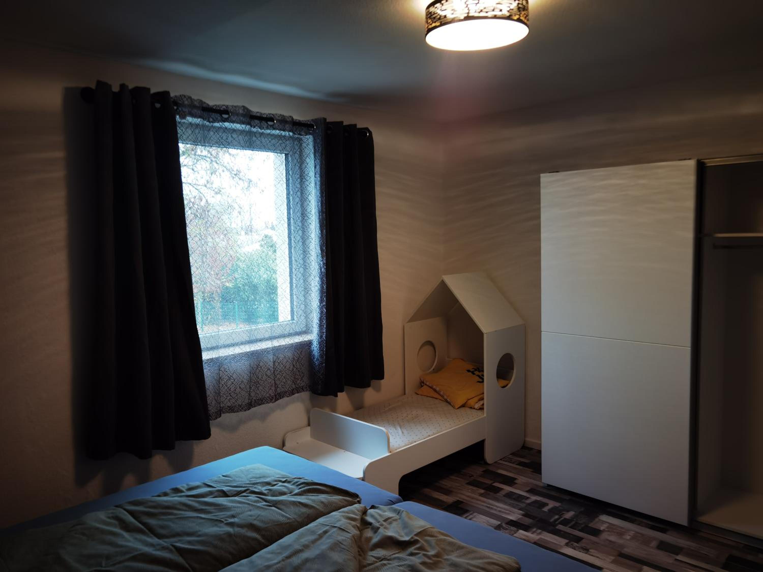 Modernes behagliches Haus mit Kamin, Terrasse und Garten