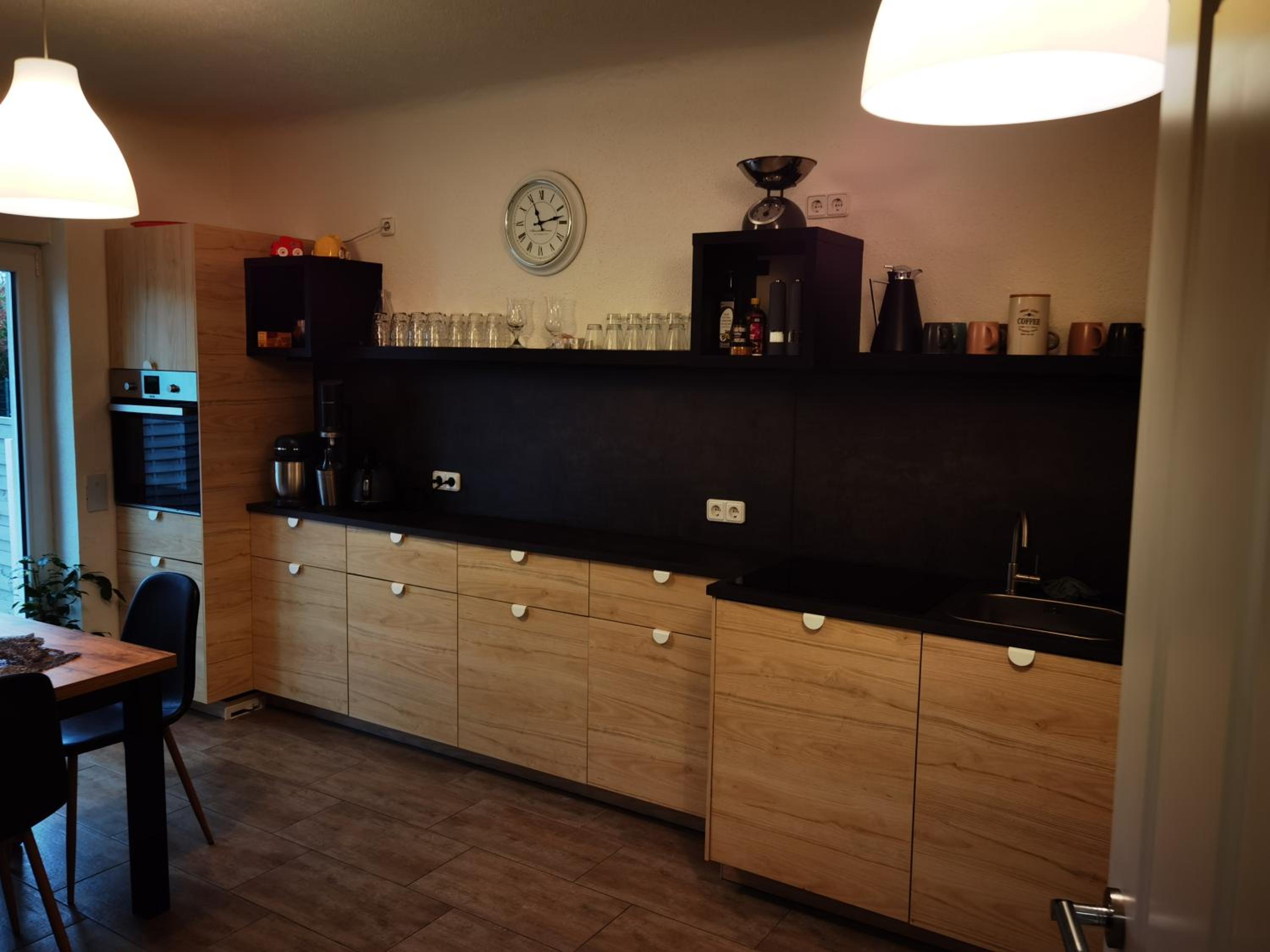 Modernes behagliches Haus mit Kamin, Terrasse und Garten