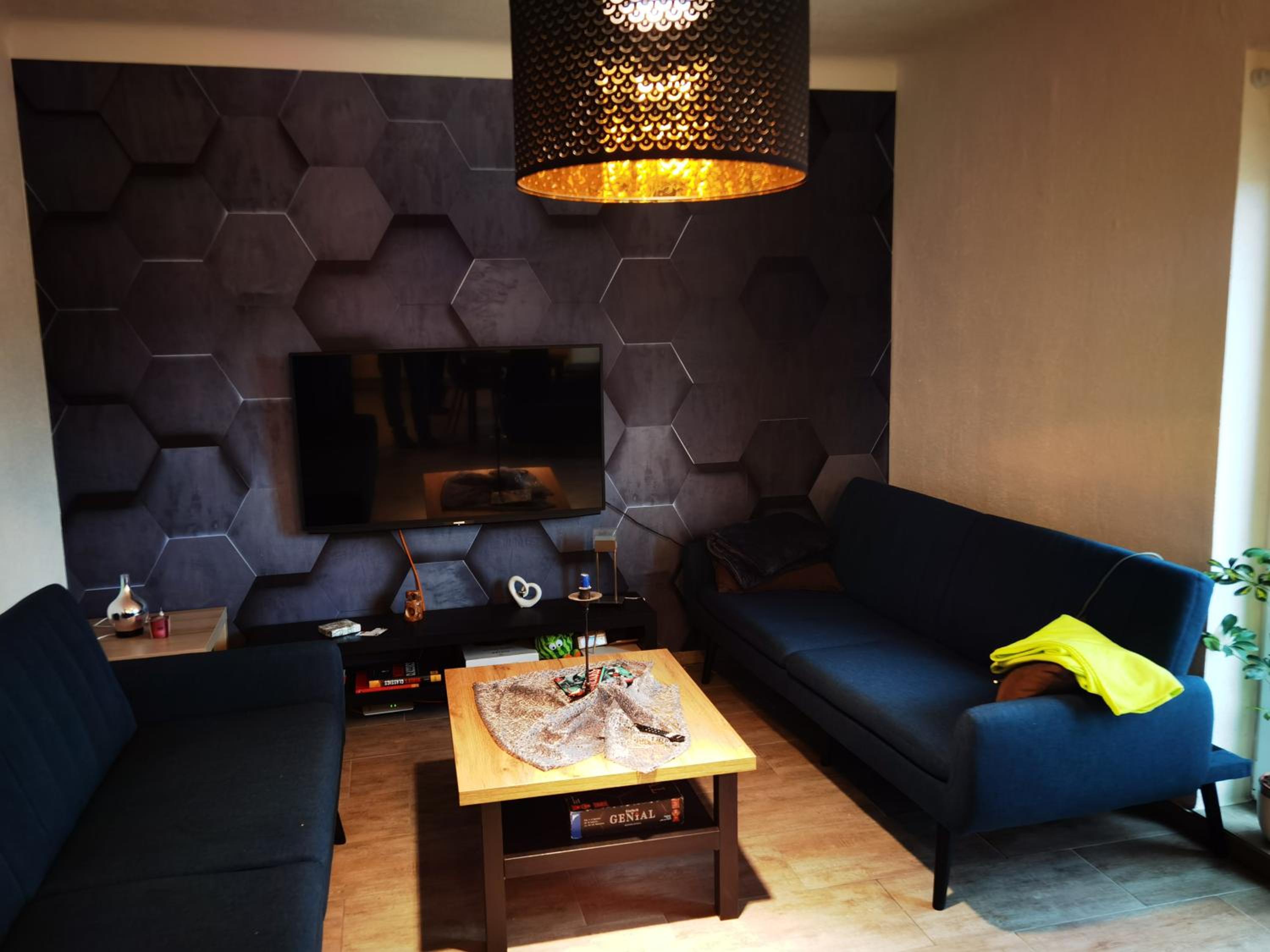 Modernes behagliches Haus mit Kamin, Terrasse und Garten