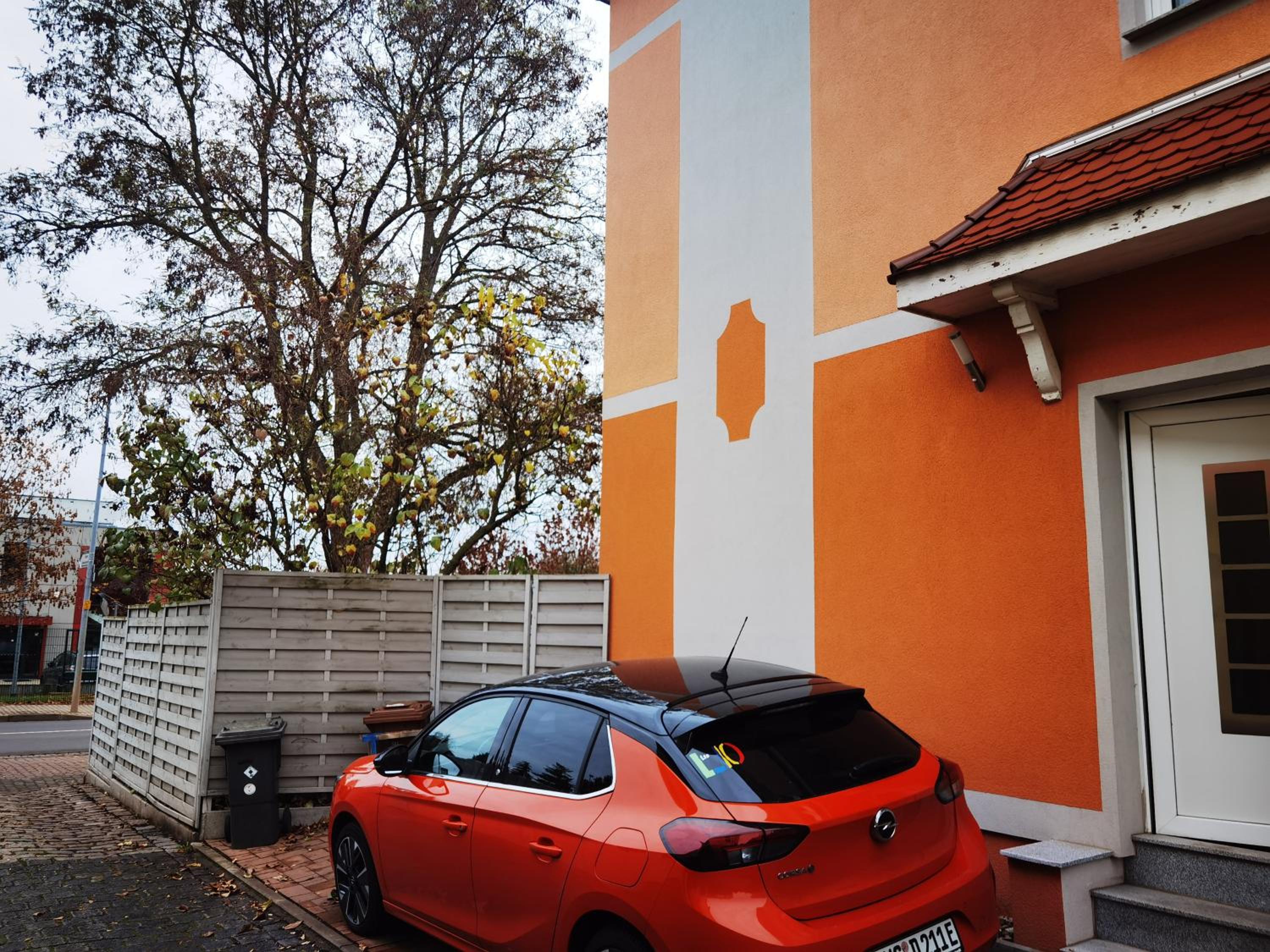 Modernes behagliches Haus mit Kamin, Terrasse und Garten