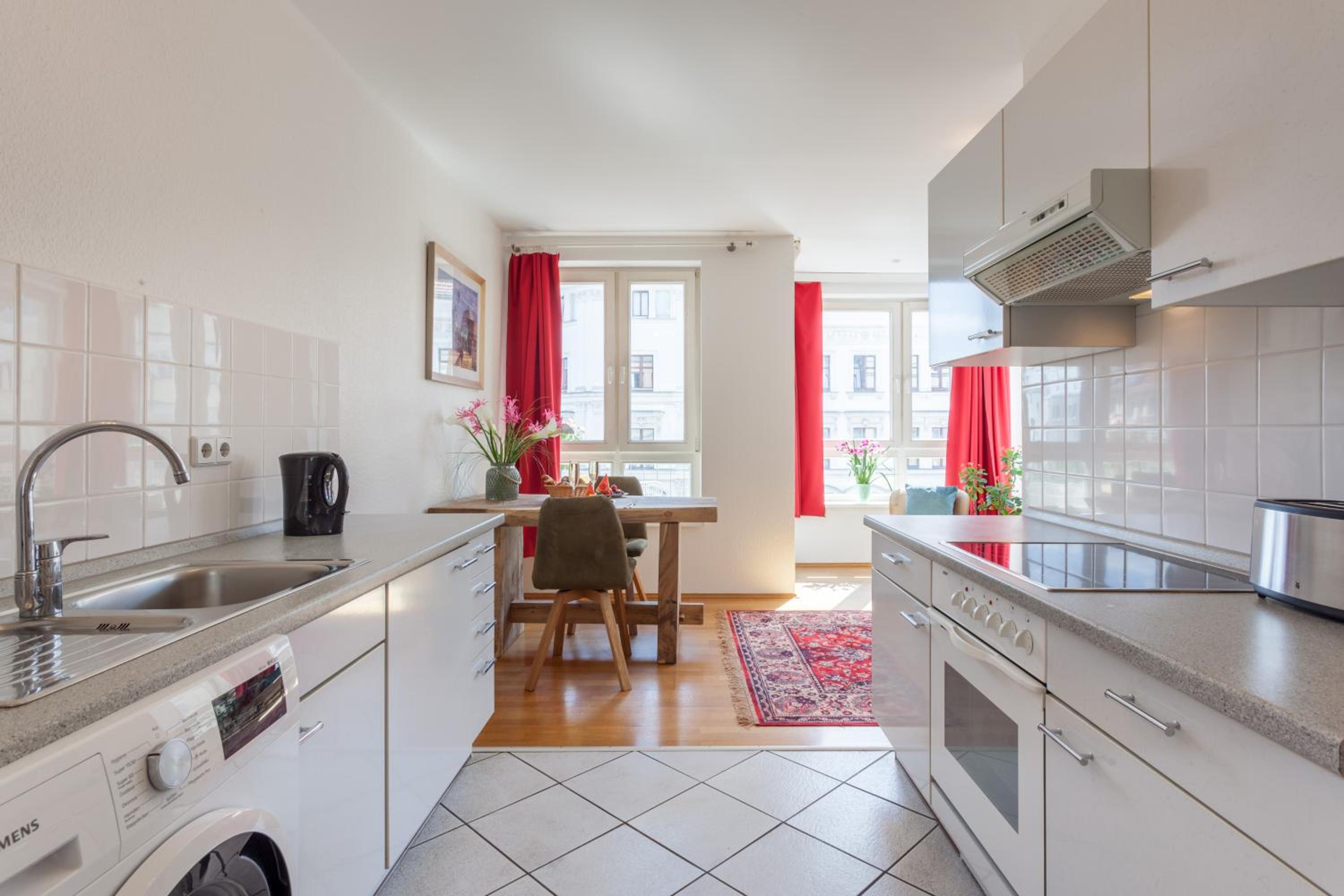 Stilvolles Studio in downtown Mitte, Boxspringbett, Balkon, Blick über Berlin auf den Himmel, zentrale Lage, Kiez vor der Haustür