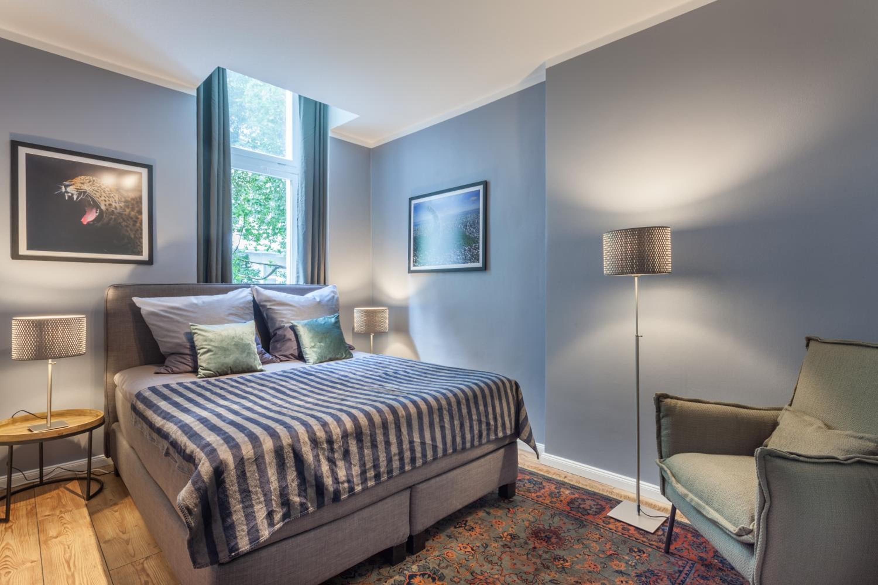 The Paul II - stylish & central 3 BR apartment, group & family friendly, 4- 6 Guests