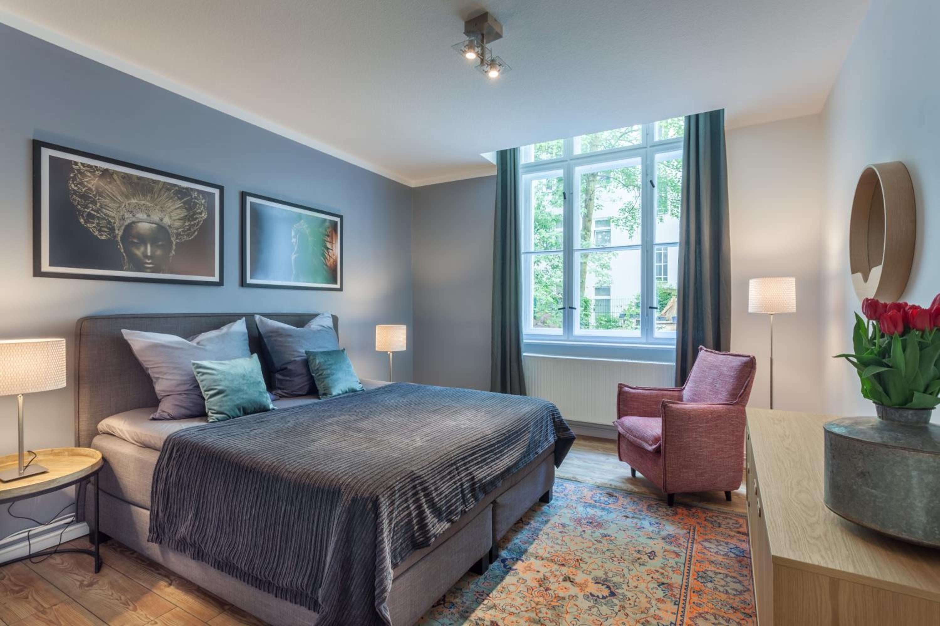 The Paul II - stylish & central 3 BR apartment, group & family friendly, 4- 6 Guests