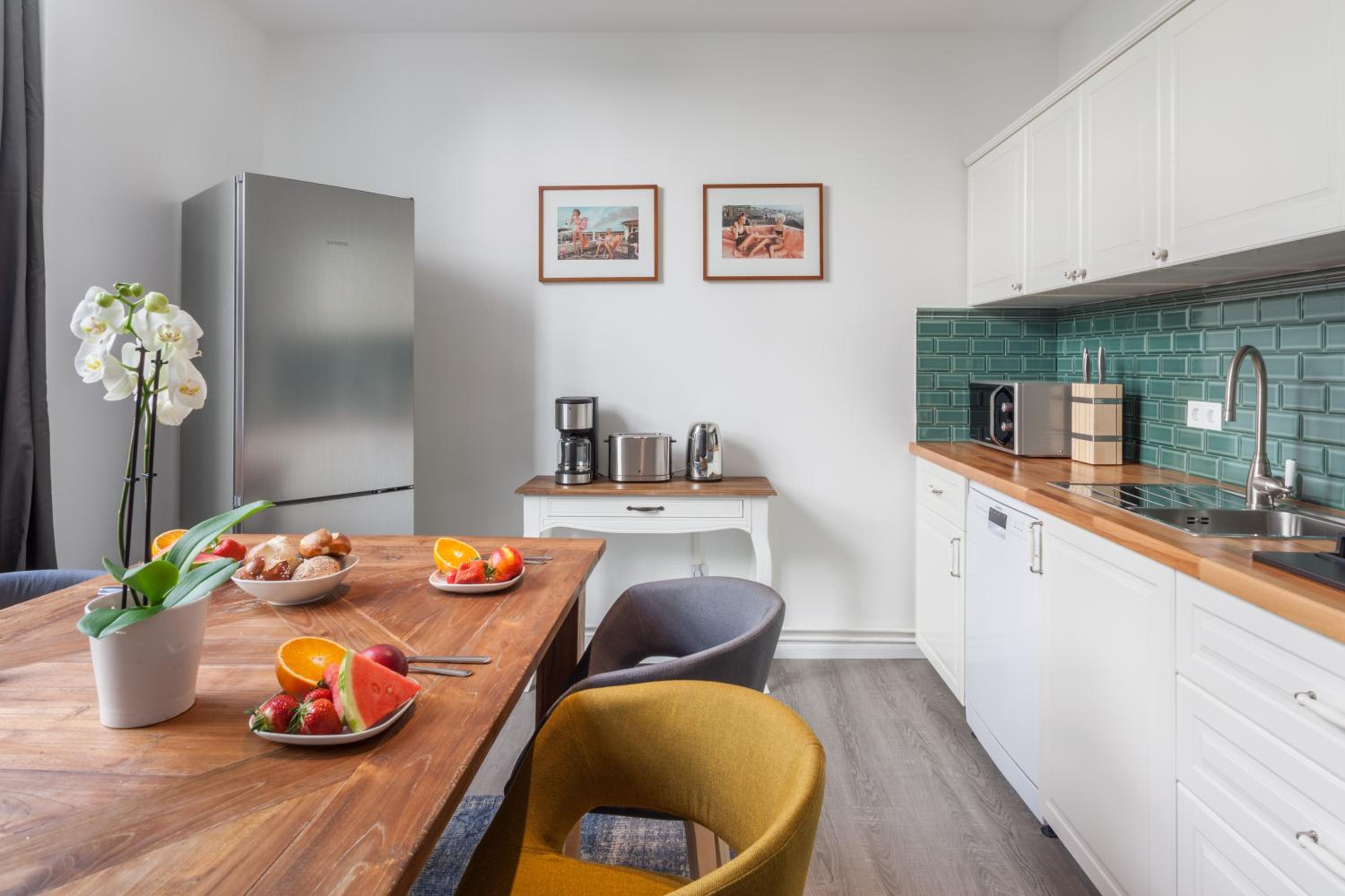 The Paul II - stylish & central 3 BR apartment, group & family friendly, 4- 6 Guests
