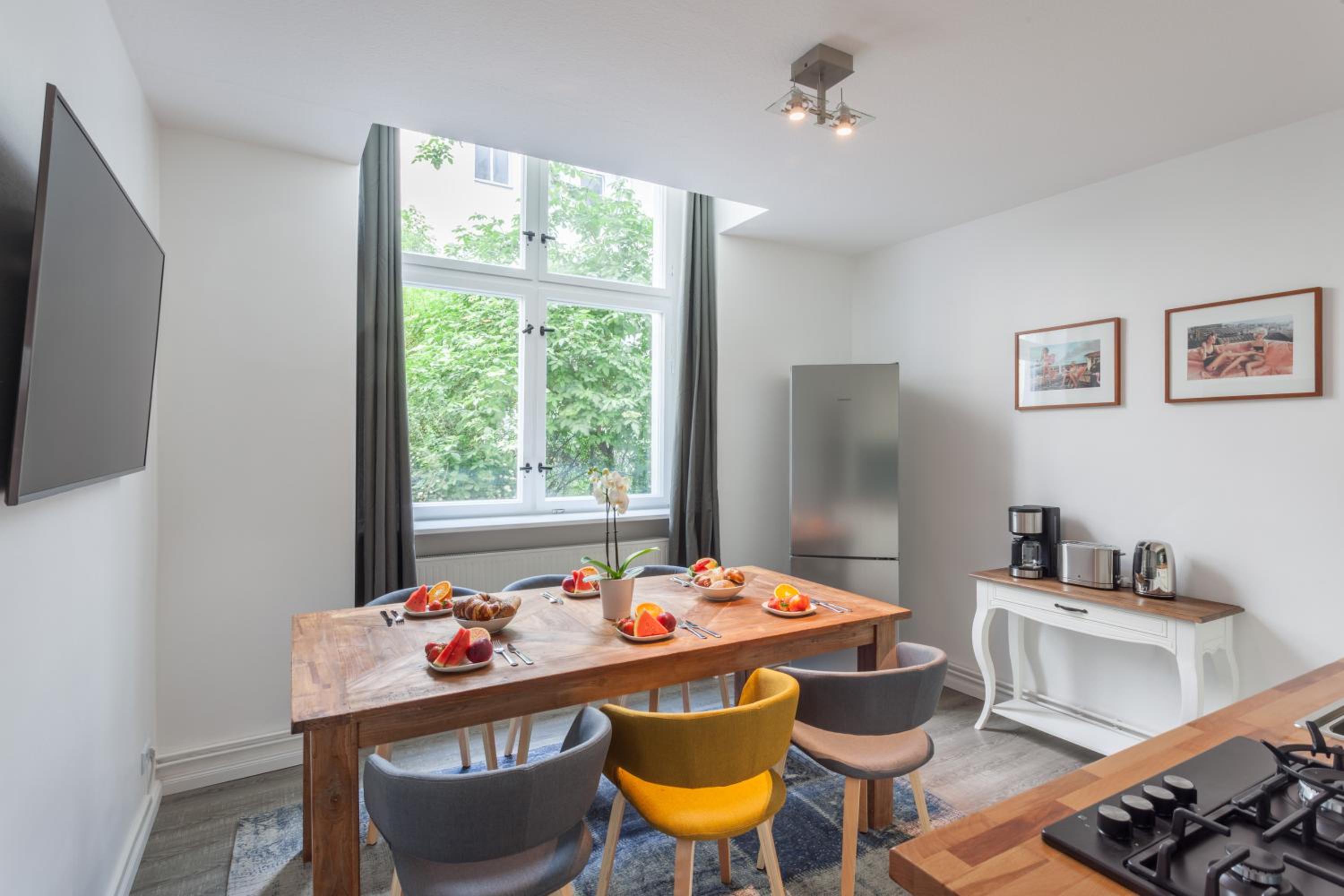 The Paul II - stylish & central 3 BR apartment, group & family friendly, 4- 6 Guests