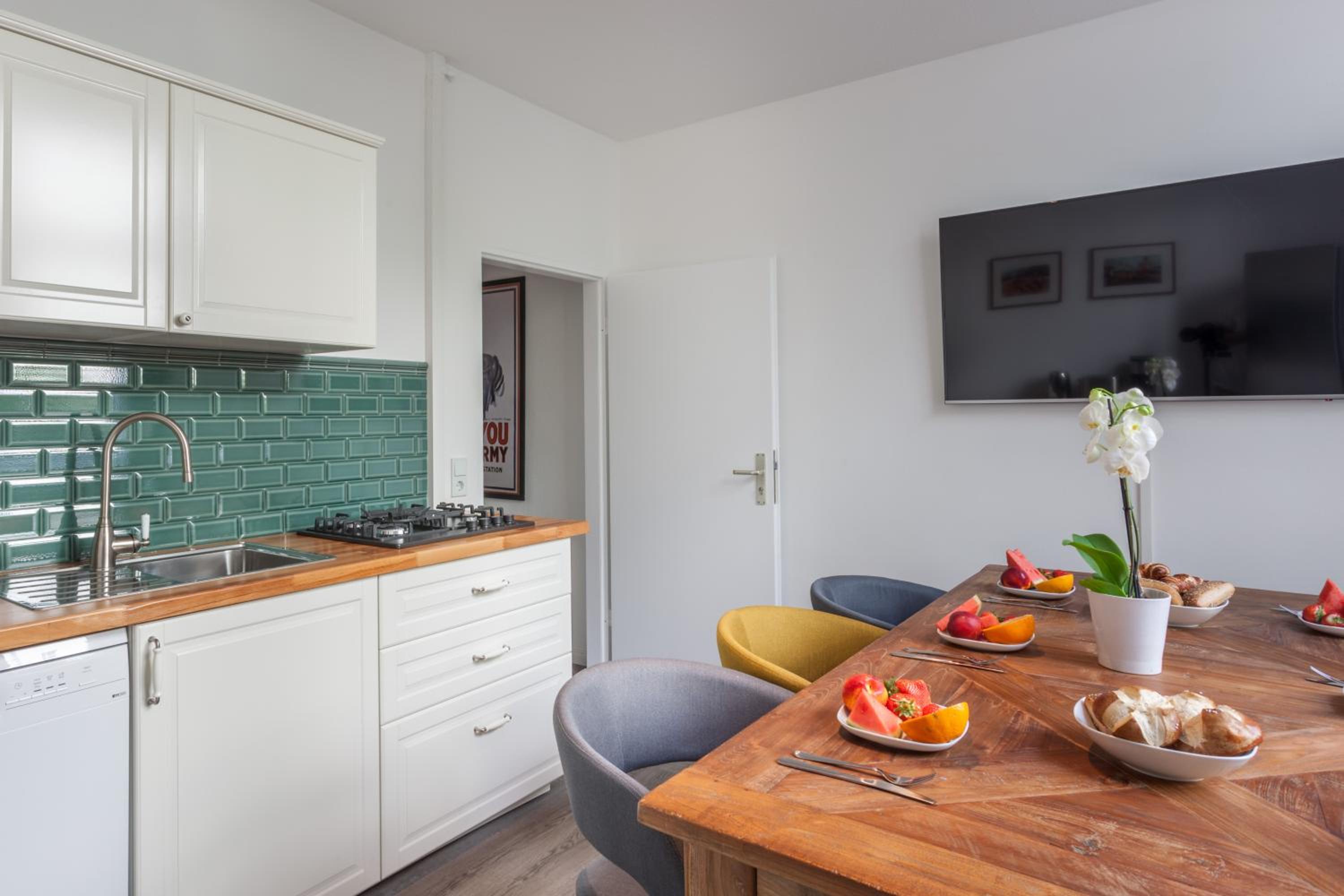 The Paul II - stylish & central 3 BR apartment, group & family friendly, 4- 6 Guests