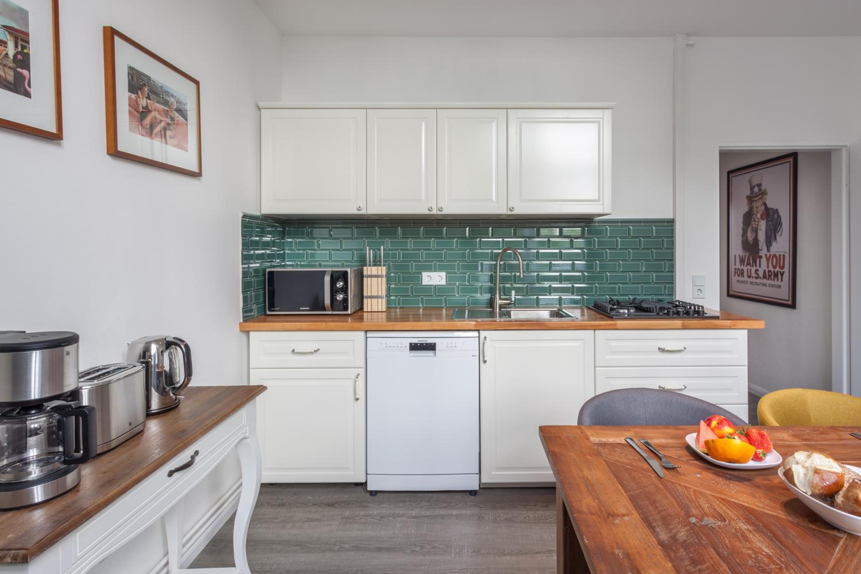 The Paul II - stylish & central 3 BR apartment, group & family friendly, 4- 6 Guests