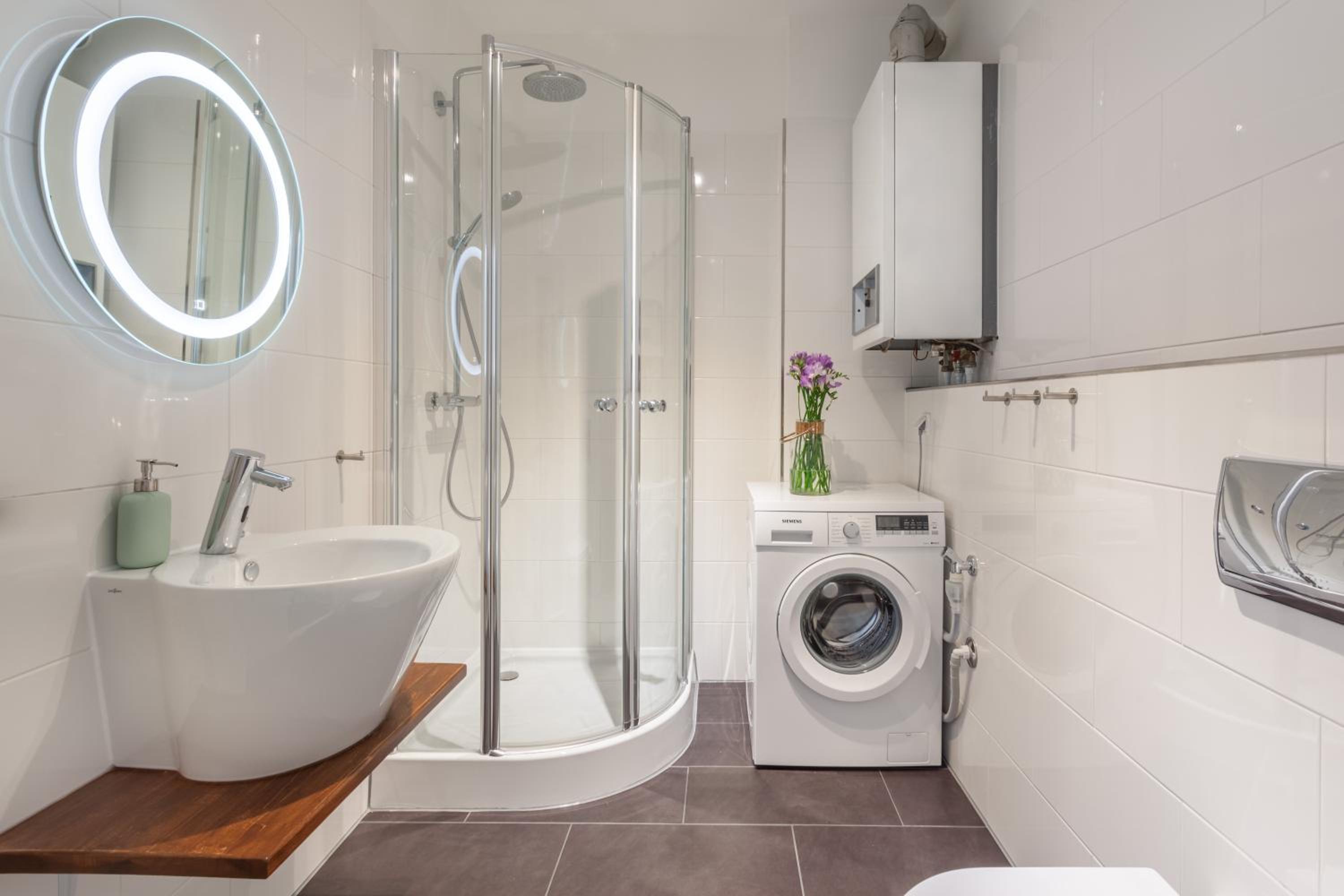 The Paul II - stylish & central 3 BR apartment, group & family friendly, 4- 6 Guests