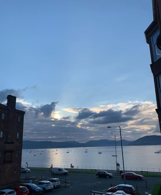 Lovely flat overlooking the Clyde view 3