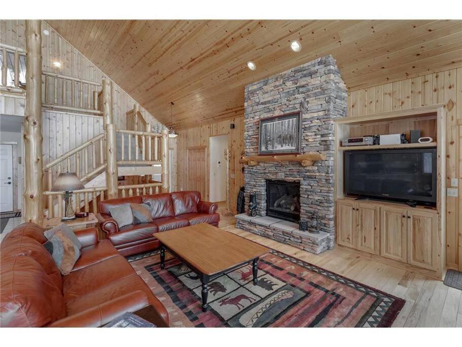 Large Log Home on Lake with Hot Tub view 4
