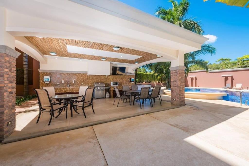 Peninsula 46 - Upscale 2bdr with Jacuzzi - Beach - Fast wifi - Gym
