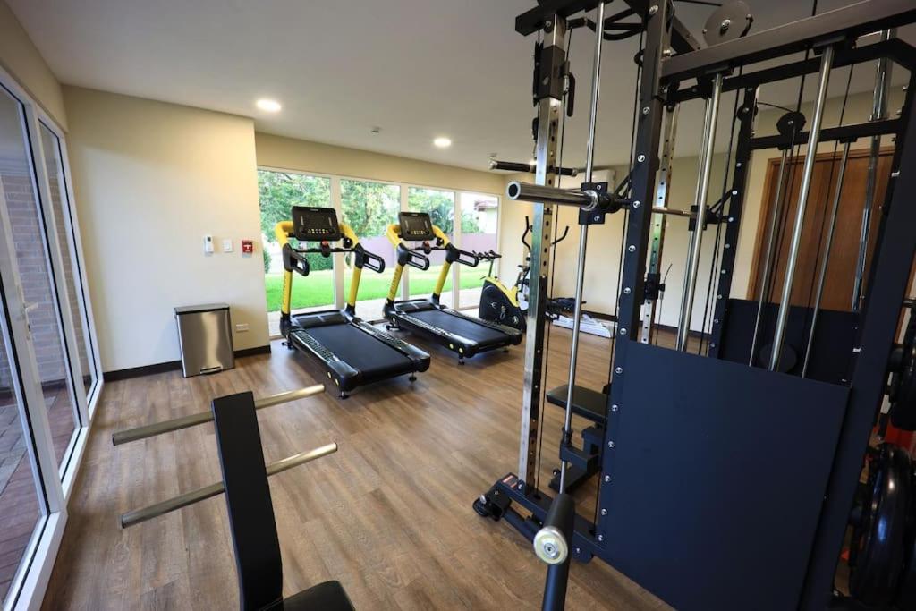 Peninsula 46 - Upscale 2bdr with Jacuzzi - Beach - Fast wifi - Gym