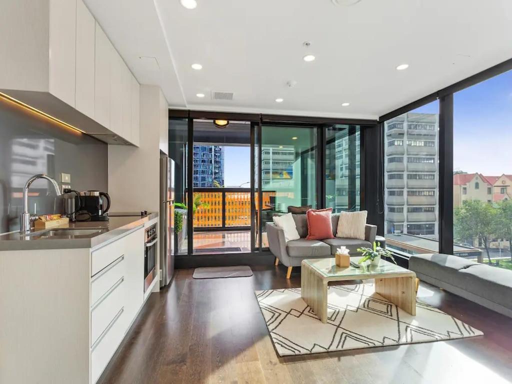 Central 2 BR apt - large balcony by Zodiak Stays view 2