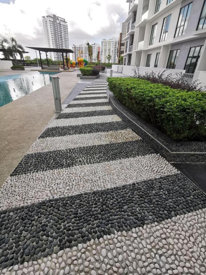 B2013The Platino Netflix 3Br Paradigm Mall By STAY