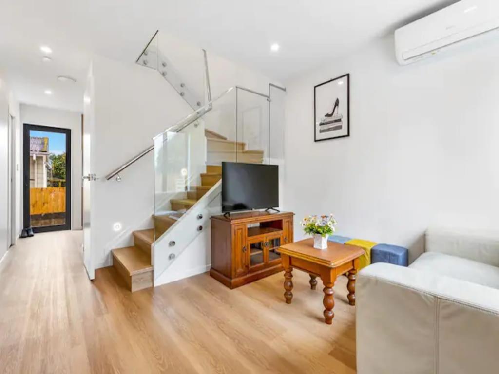 Wonderful Three Bedroom with Garage photo 3